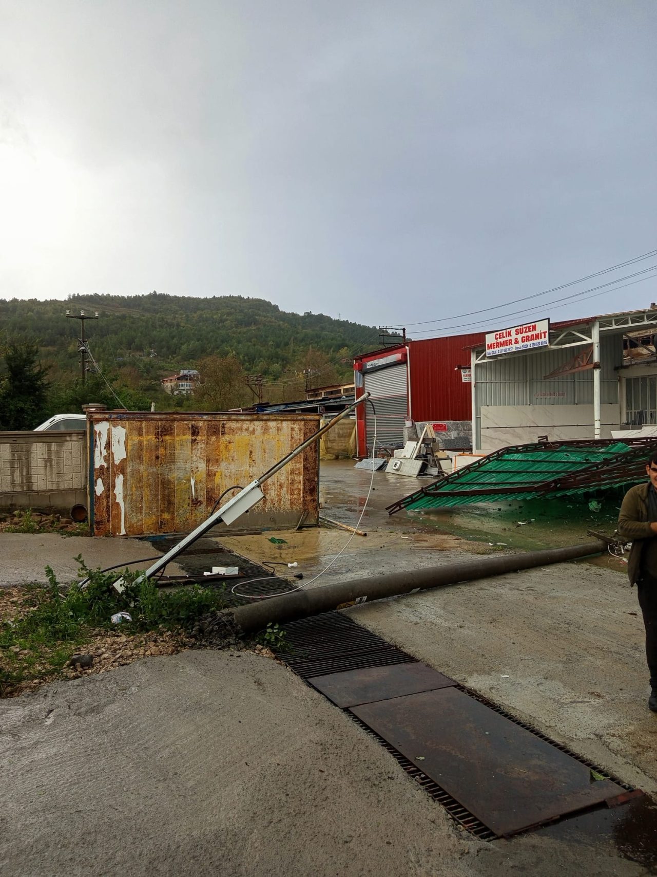 KASTAMONU (AA) – Kastamonu'nun 5 ilçesinde etkili olan fırtına nedeniyle