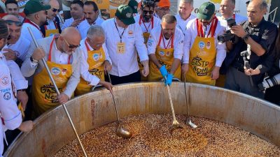 - Etkinlikte ziyaretçilere 1 ton börek aşı çorbası ikram edildi