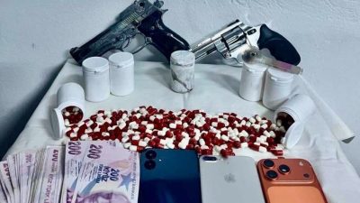 KIRŞEHİR (AA) – Kırşehir'de uyuşturucu operasyonunda gözaltına alınan 3 şüpheli