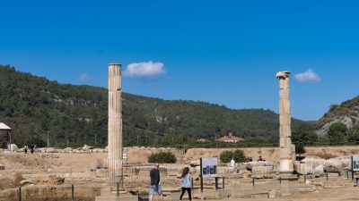 İZMİR (AA) – İzmir'in Menderes ilçesindeki Klaros Kutsal Alanı'nda, ziyaretçilerin