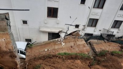 KOCAELİ (AA) – Kocaeli'nin Gölcük ilçesinde sağanak sonucu toprak kayması