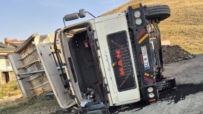 KONYA (AA) – Konya'nın Kulu ilçesinde hafriyat yüklü tırın devrilmesi