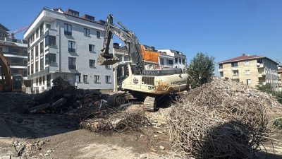 İSTANBUL (AA) – Küçükçekmece'de bitişik iki binanın yıkımı sırasında çöken