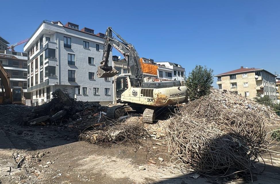 İSTANBUL (AA) – Küçükçekmece'de bitişik iki binanın yıkımı sırasında çöken