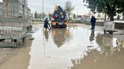 MALATYA (AA) – Malatya'da sağanak hayatı olumsuz etkiledi. Akşam saatlerinde