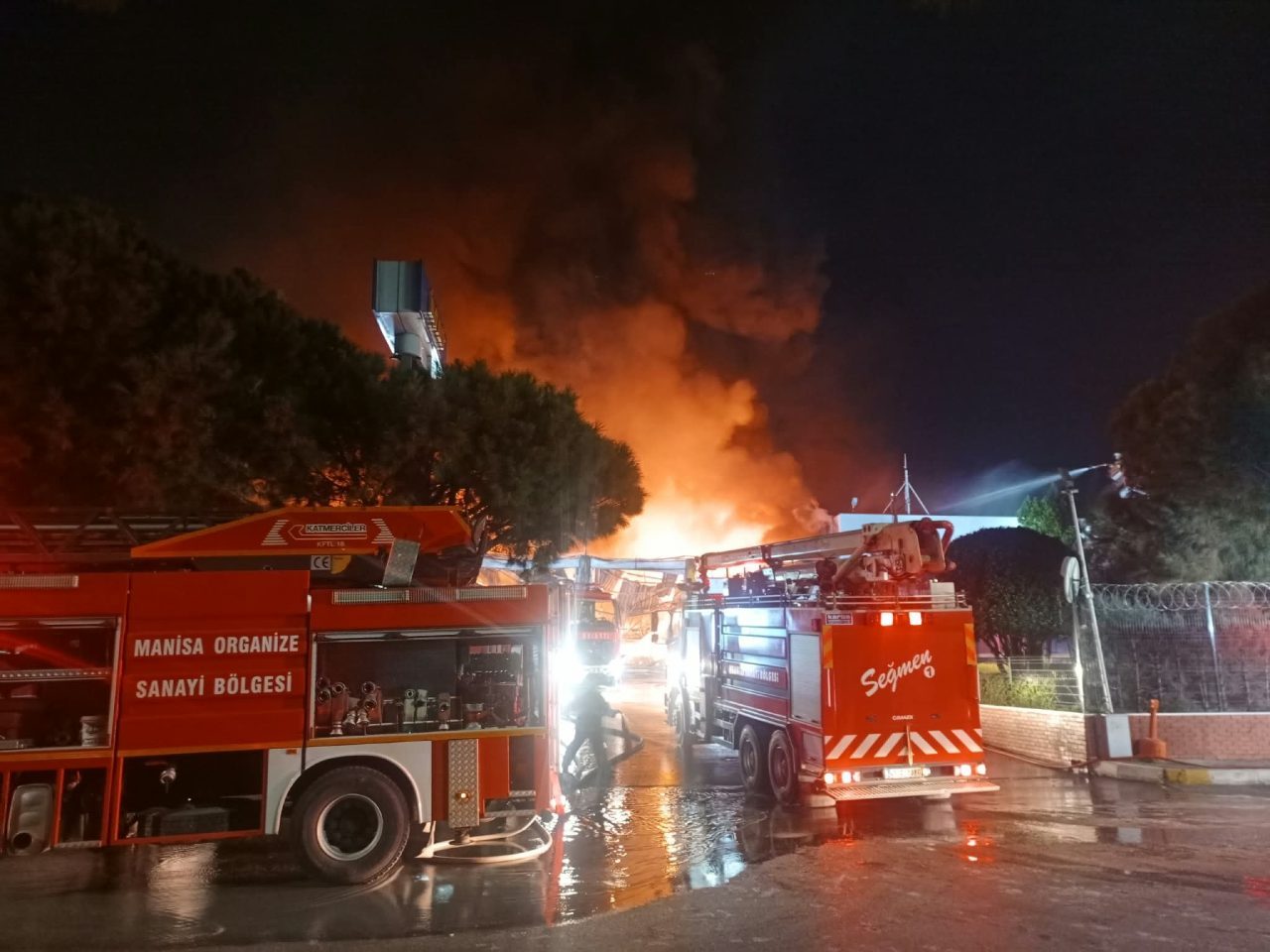 MANİSA (AA) – Manisa'nın Yunusemre ilçesindeki bir akü fabrikasında çıkan
