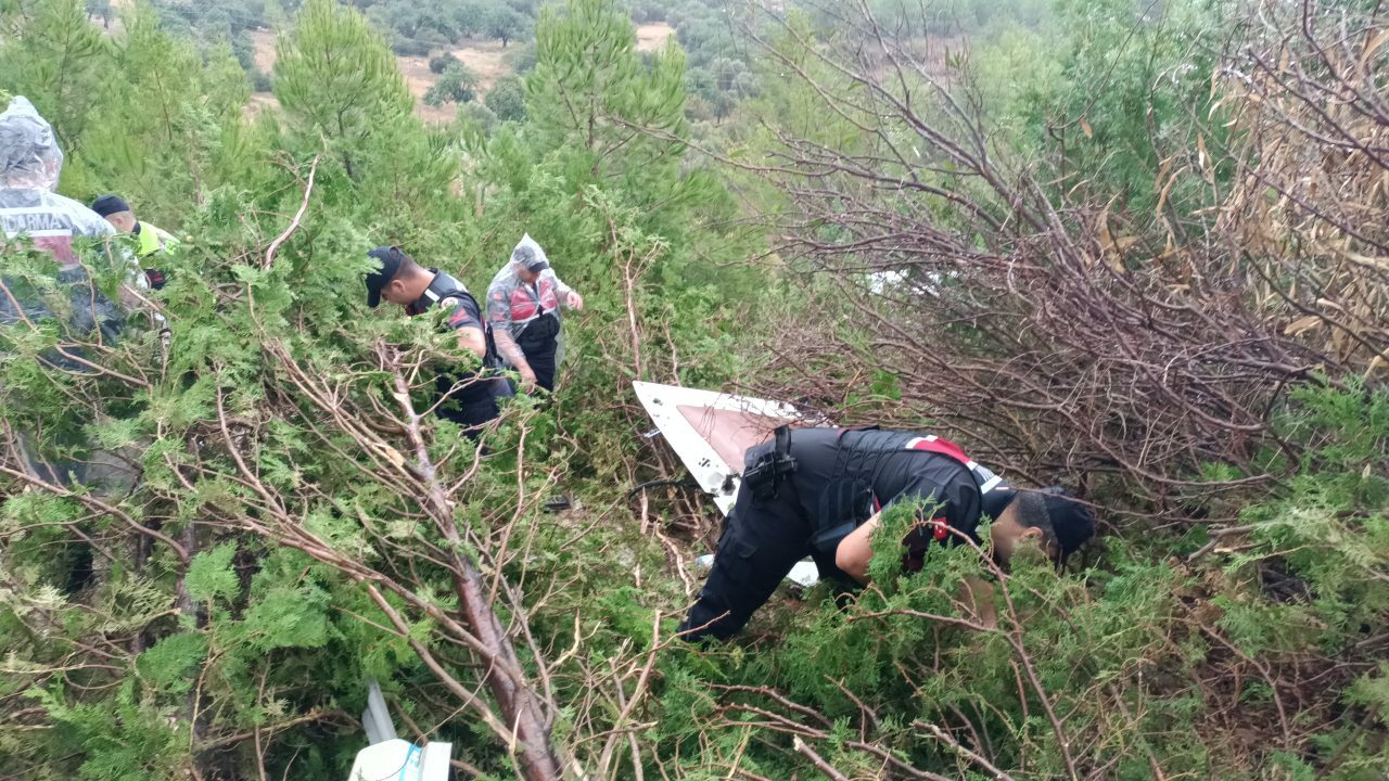 MERSİN (AA) – Mersin'in Silifke ilçesinde ağaçlık alana devrilen yolcu