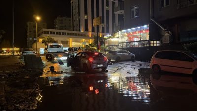 MERSİN (AA) – Mersin'de merkez ilçelerde etkili olan sağanak nedeniyle