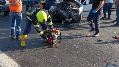 MERSİN (AA) – Mersin'in Tarsus ilçesinde hafif ticari aracın tıra