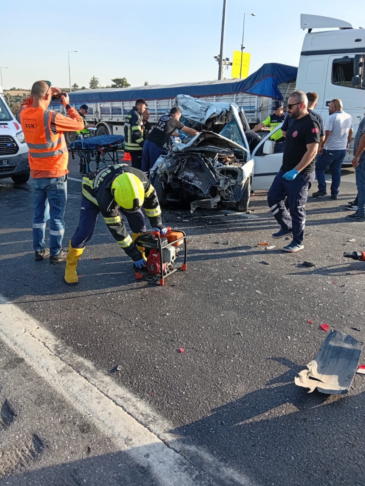 MERSİN (AA) – Mersin'in Tarsus ilçesinde hafif ticari aracın tıra