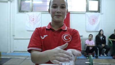 - 14 yaşındaki Asel:
- "En büyük hedefim büyükler kategorisinde altın