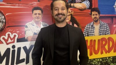 - Geçmişte yaşadıkları nedeniyle ailesinden uzaklaşan yaşlı bir hurdacının, kaybettiği