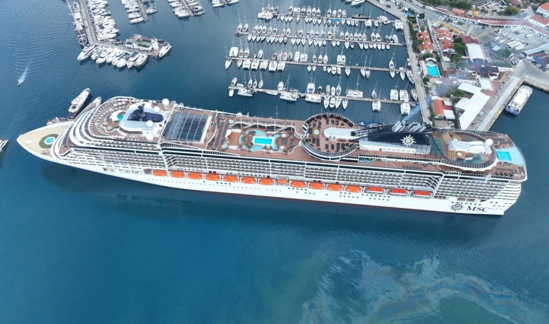 MUĞLA (AA) – Muğla'nın Marmaris ilçesine Panama bayraklı "MSC Divina"