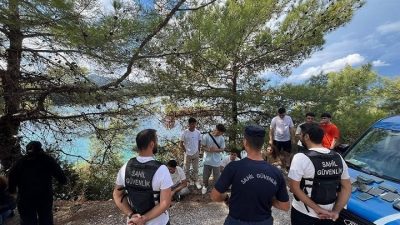 MUĞLA (AA) – Muğla'nın Marmaris ilçesinde 18 düzensiz göçmen yakalandı.