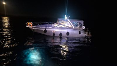 MUĞLA (AA) – Muğla'nın Marmaris ilçesinde kayalıklara çarpan özel teknedeki