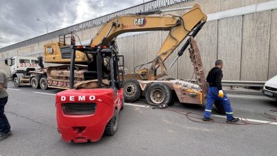 NİĞDE (AA) – Niğde'de iş makinesi taşıyan tır, sıkıştığı alt