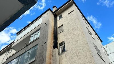 NİĞDE (AA) – Niğde'de rüzgarın etkisiyle yıkılan bacadan kopan molozlar,