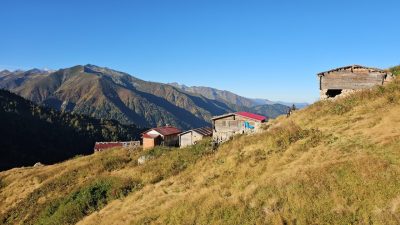 RİZE (AA) – Rize'nin Çamlıhemşin ilçesine bağlı yaylalar, sonbaharın sarı,