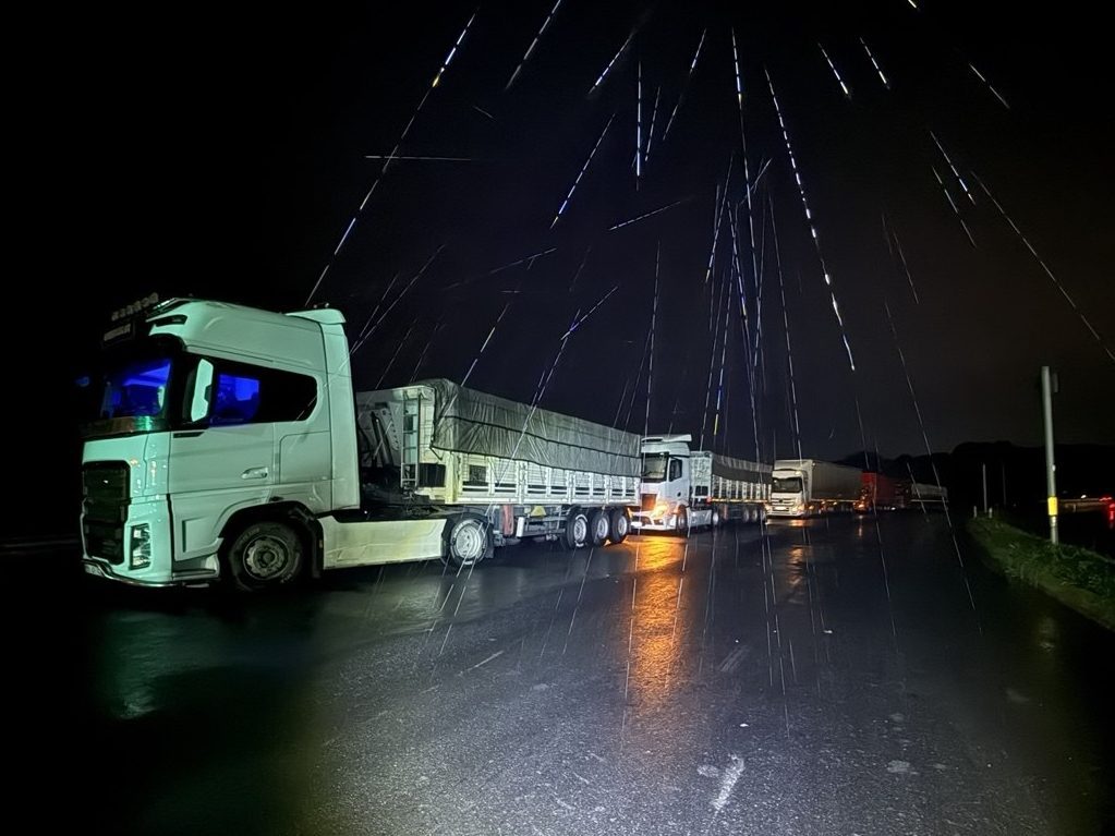 SAKARYA (AA) – Sakarya'da sağanak nedeniyle bazı yollar ulaşıma kapandı,