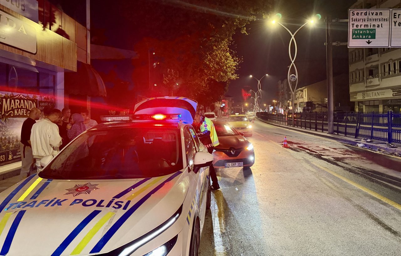 SAKARYA (AA) – Sakarya'nın Adapazarı ilçesinde 3 aracın karıştığı zincirleme