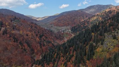 ARTVİN (AA) – Artvin'in "sakin şehir" ünvanlı Şavşat ilçesi, sonbaharda