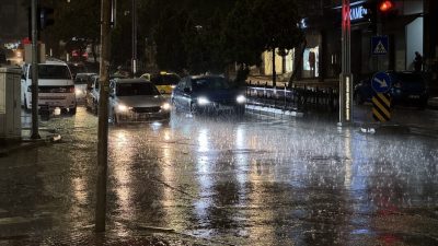 SAMSUN (AA) – Samsun'da gök gürültülü sağanak, hayatı olumsuz etkiledi.
