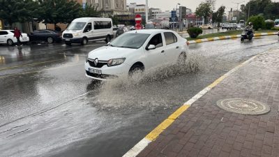 ŞANLIURFA (AA) – Şanlıurfa'da sağanak hayatı olumsuz etkiledi.​​​​​​​ Kentte öğleden