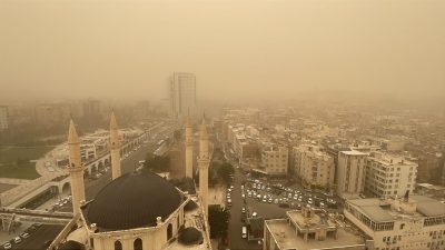 ŞANLIURFA (AA) – Şanlıurfa'da etkili olan toz taşınımı, günlük yaşamı