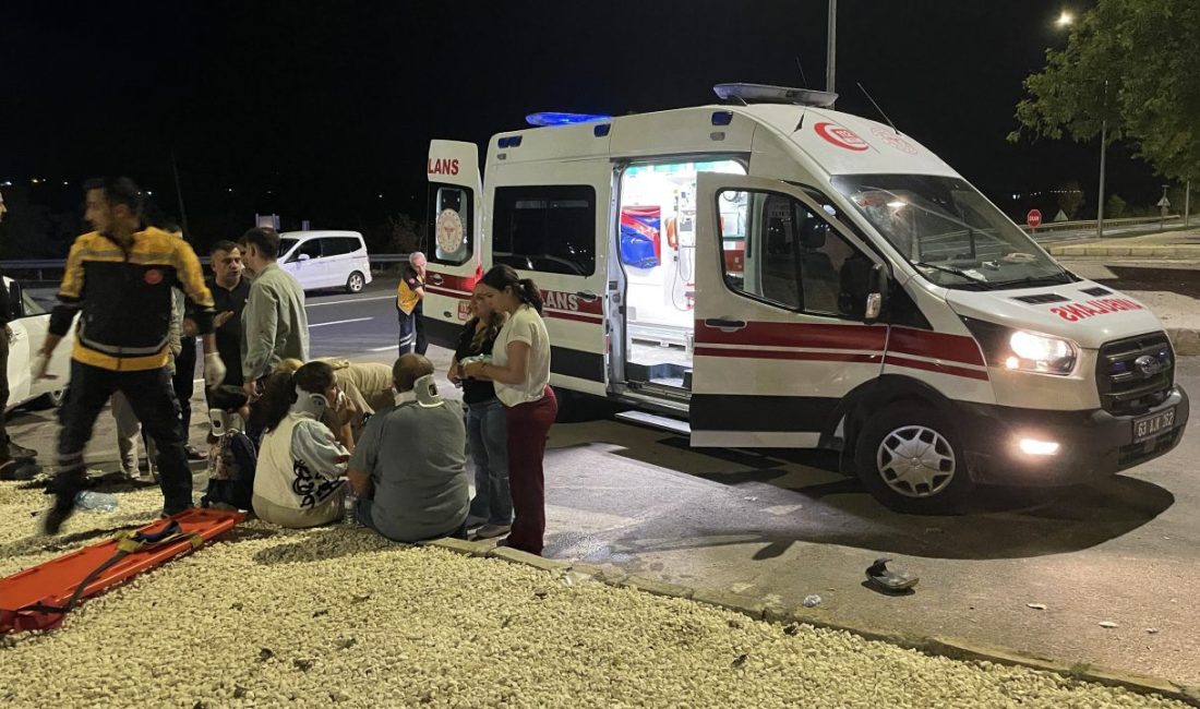 ŞANLIURFA (AA) – Şanlıurfa'nın Karaköprü ilçesinde hafif ticari araçla otomobilin