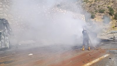 SİİRT (AA) – Siirt'in Baykan ilçesinde devrilen tırda çıkan yangın
