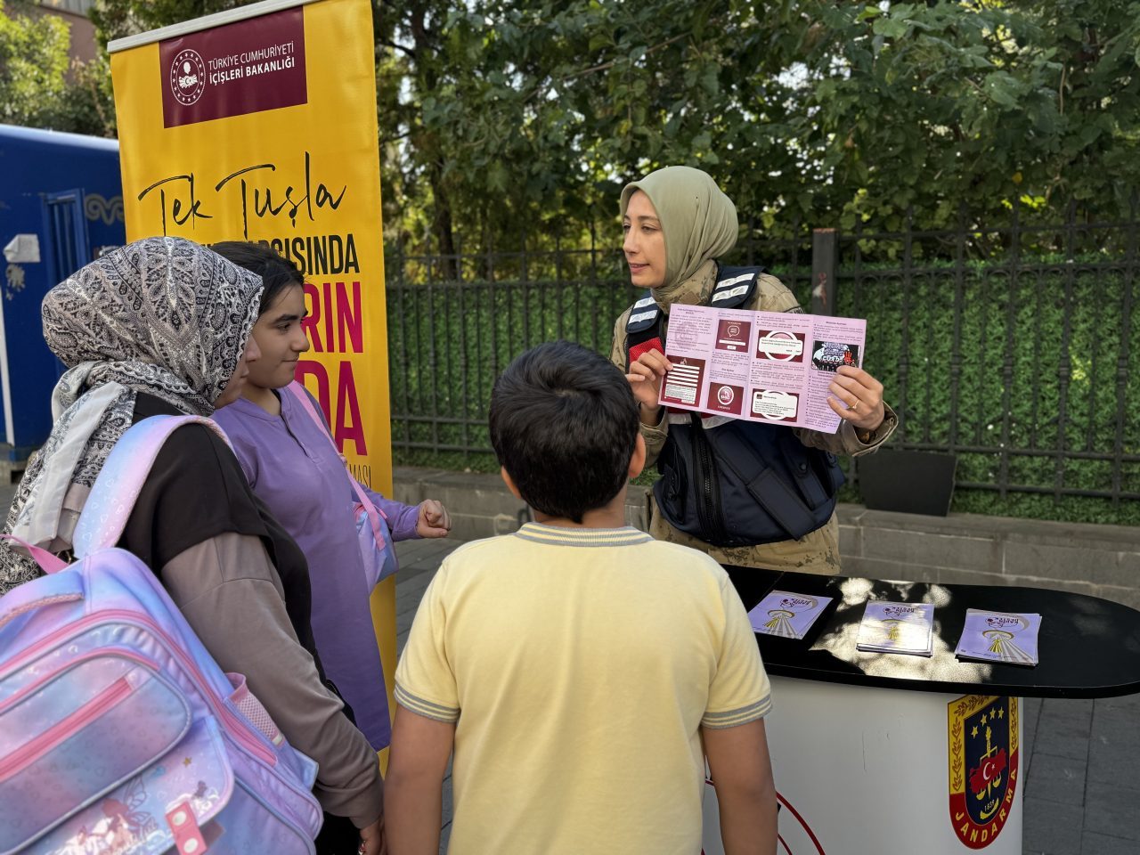SİİRT (AA) – Siirt'te kadına yönelik şiddetle mücadele kapsamında "Mahalle