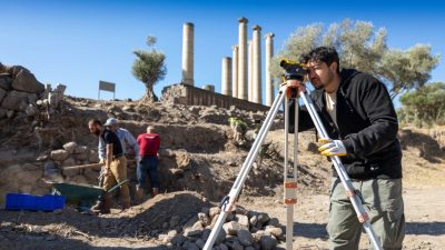 İZMİR (AA) – İzmir'in Bayraklı ilçesindeki Smyrna Höyüğü'nde sürdürülen arkeolojik