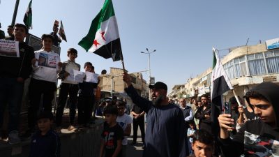 ŞAM (AA) – Suriyeliler, Suriye'nin çeşitli kentlerinde İsrail ordusunun ülkenin