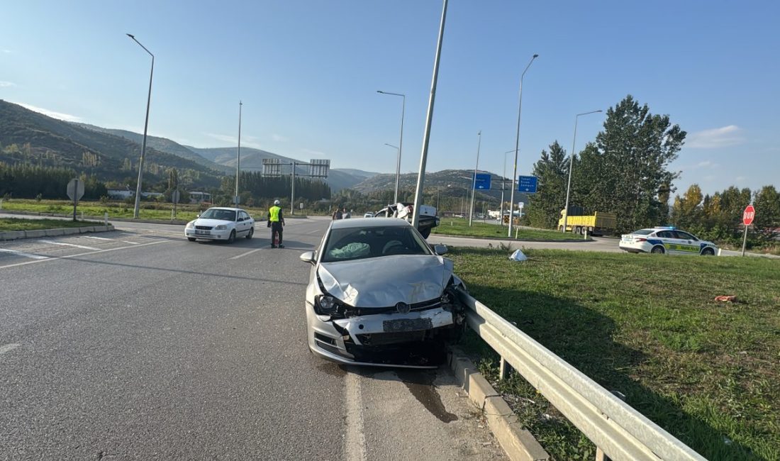 TOKAT (AA) – Tokat'ta iki otomobilin çarpışması sonucu 4 kişi