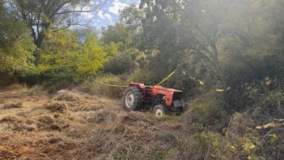 UŞAK (AA) – Uşak'ın Eşme ilçesinde tarlaya devrilen traktörün sürücüsü