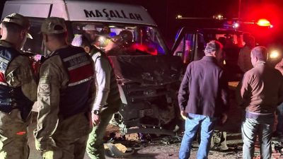VAN (AA) – Van'ın Edremit ilçesinde iki servis minibüsünün çarpışması