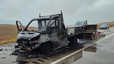 VAN (AA) – Van'da seyir halindeyken alev alan kamyonet kullanılamaz