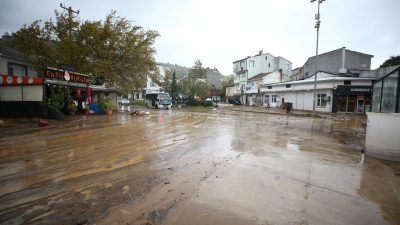YALOVA (AA) – Yalova'nın Armutlu ilçesinde sağanak nedeniyle oluşan su