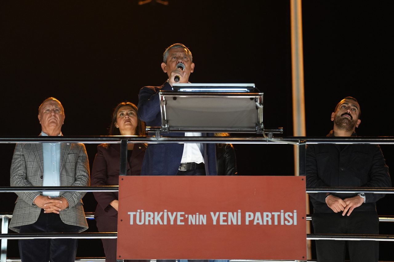 - "Atatürk'ün koltuğunda oturan Genel Başkan, Çubuk'ta linç girişimine uğradı.