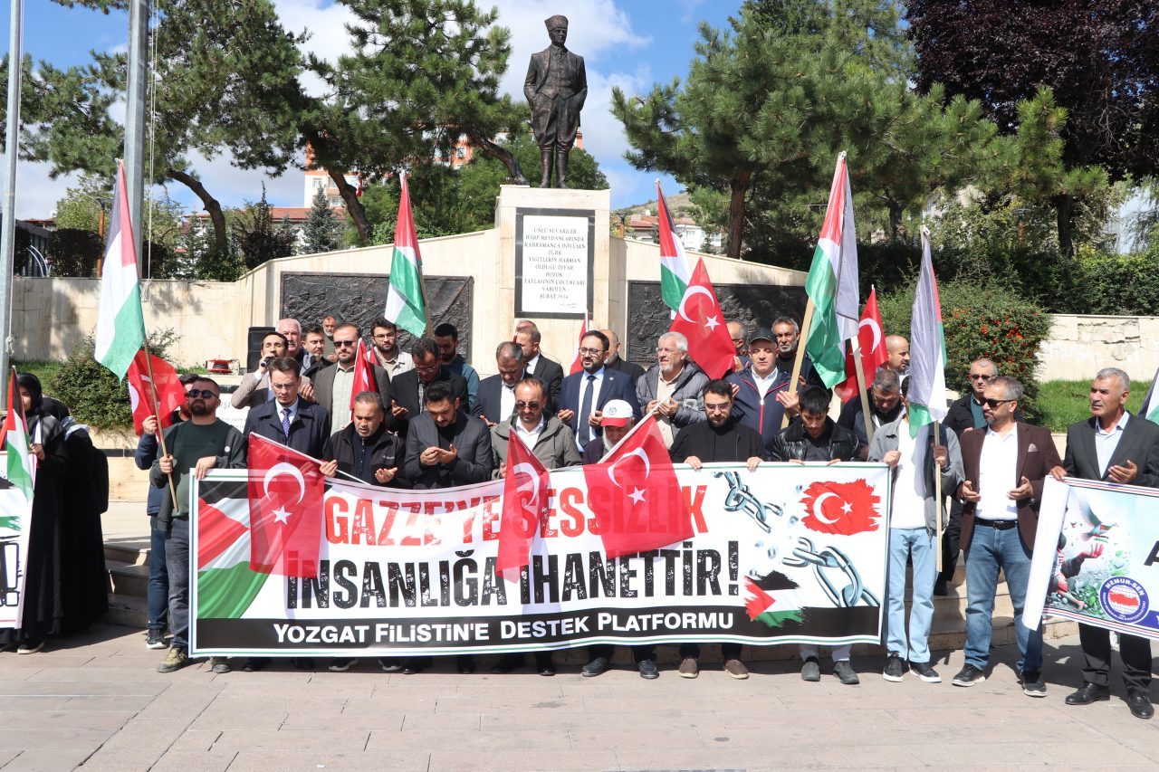 YOZGAT (AA) – Yozgat'ta bir grup, İsrail'in Gazze'ye yönelik saldırılarını