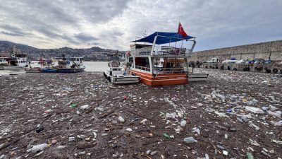 ZONGULDAK (AA) – Zonguldak'ta sağanağın ardından derenin taşıdığı evsel atıklar