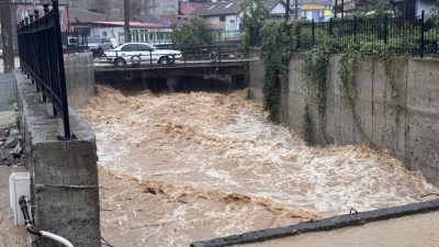 ZONGULDAK (AA) – Zonguldak'ta sağanak nedeniyle bazı cadde ve sokaklarda